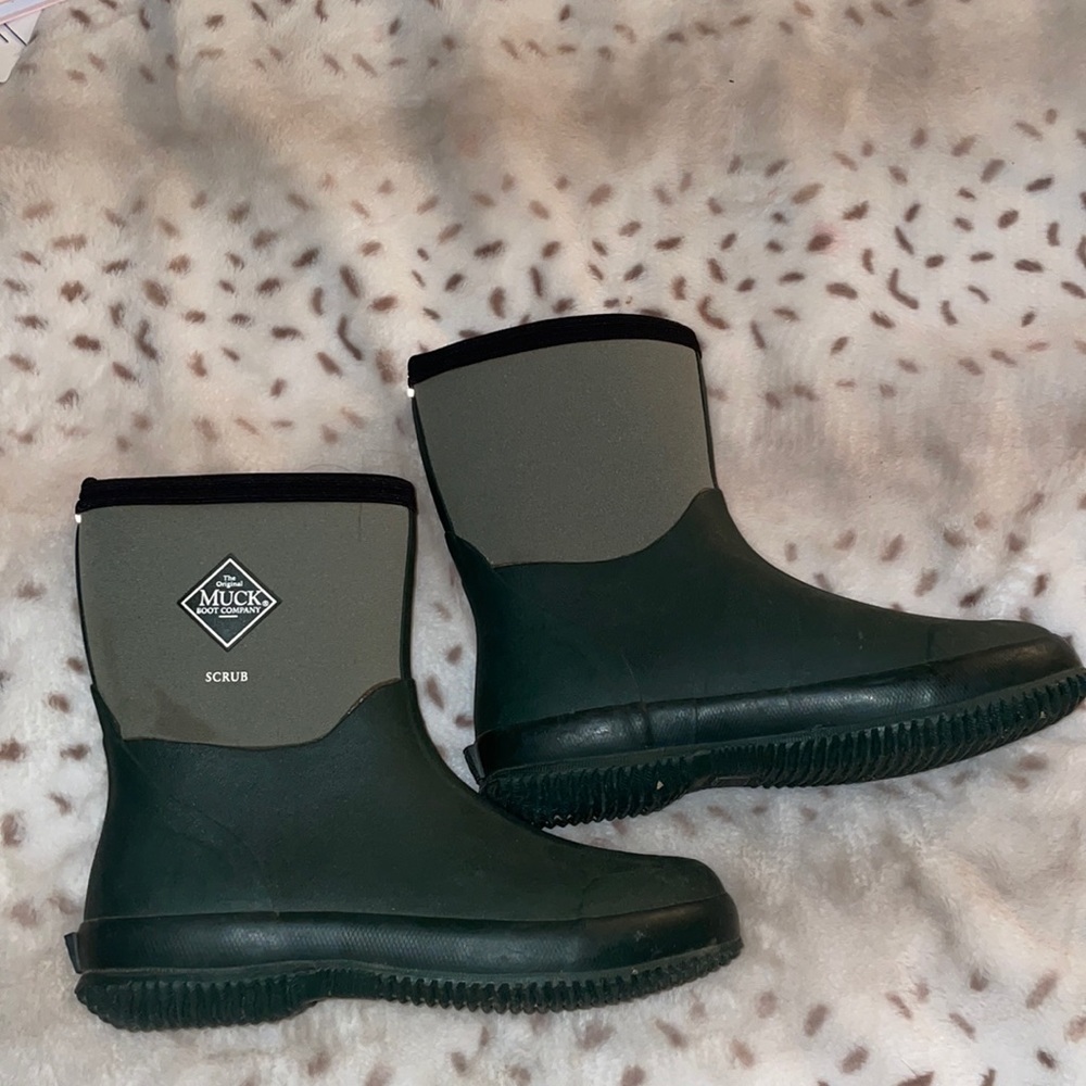 Muck boots women’s 9/9.5 men’s 8/ 7.5